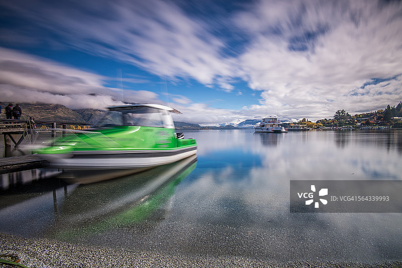 瓦纳卡湖停靠的摩托艇图片素材