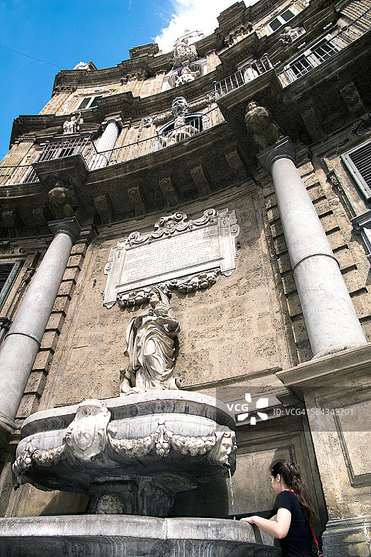 西西里巴勒莫：维利切纳广场上的女孩图片素材