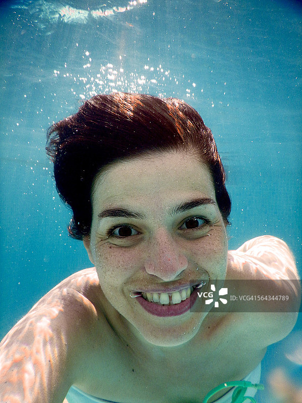 年轻女人的水下肖像图片素材