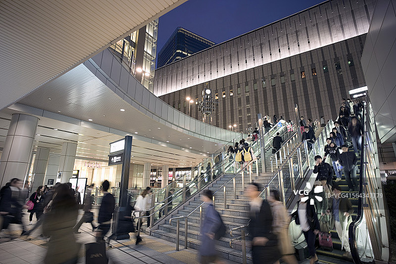 日本大阪站的傍晚通勤景象图片素材