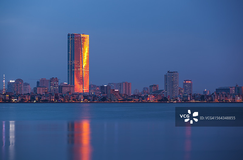 越南河内西湖的黄昏城市天际线图片素材