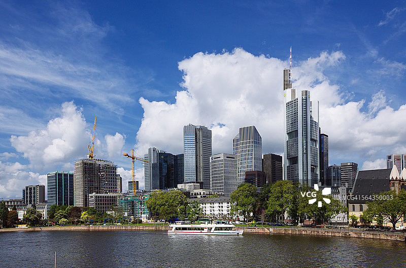 法兰克福天际线与美茵河图片素材