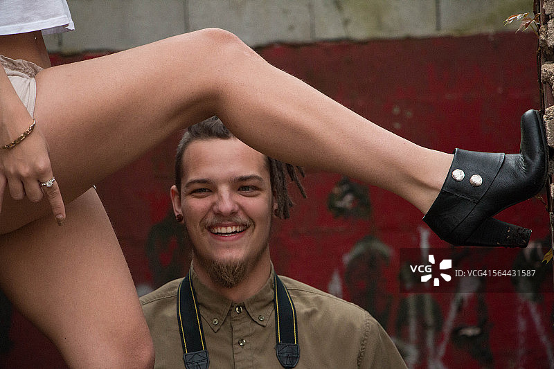 摄影师在模特拍摄时乱入镜头图片素材