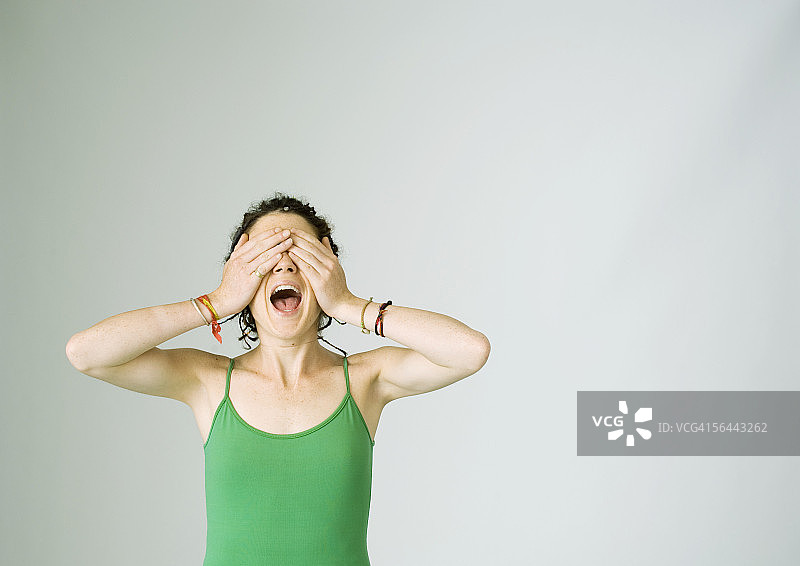 年轻女人尖叫并捂住眼睛图片素材