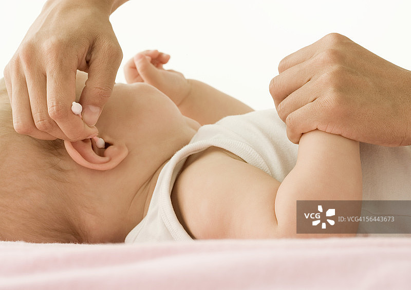 宝宝正在清理耳朵图片素材