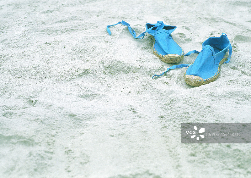 沙滩上的帆布鞋图片素材
