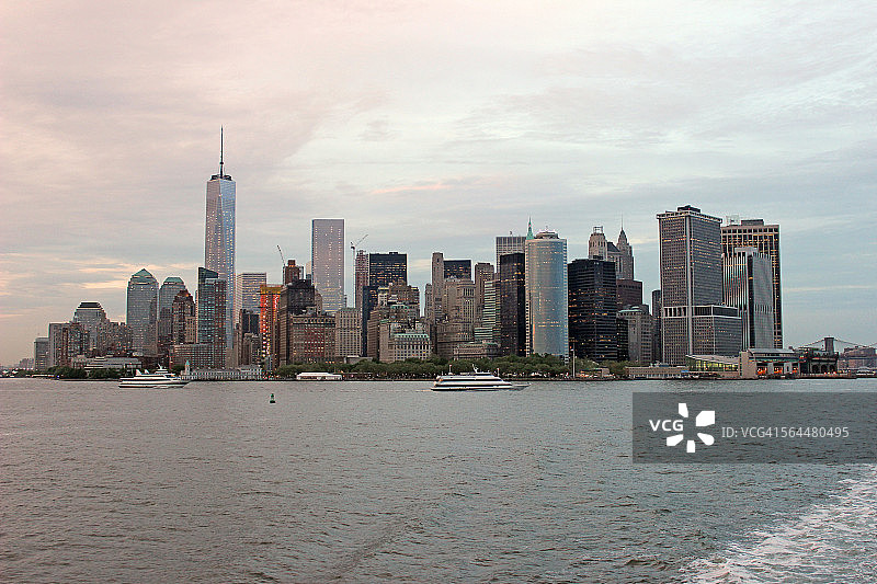 从纽约市到史泰登岛的渡轮之旅图片素材