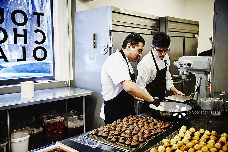 厨师监督烘焙师准备釉料图片素材