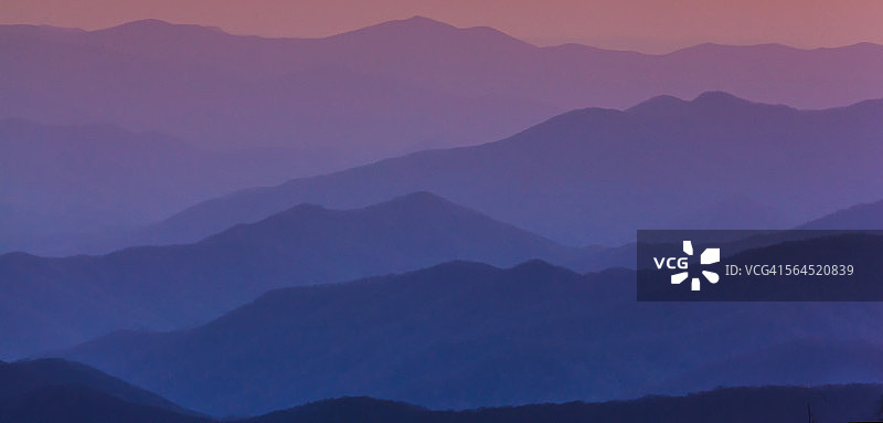 紫色山脉图片素材