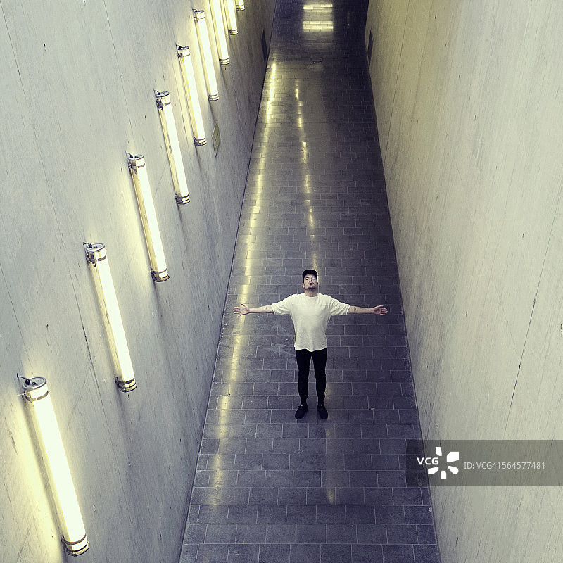 张开双臂图片素材