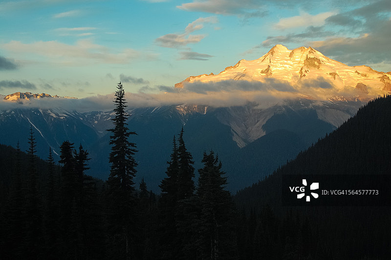 日出时分的冰川峰图片素材