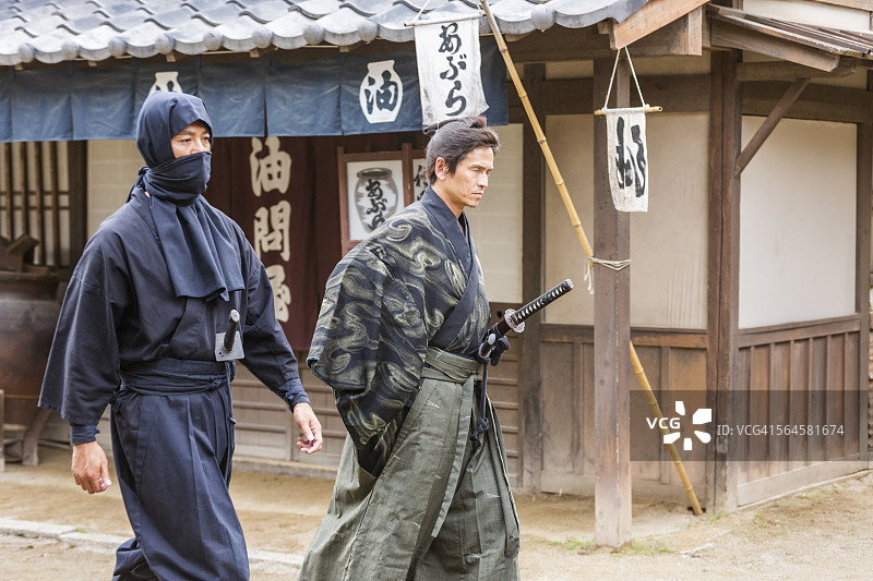 潜行于传统村落的日本忍者图片素材