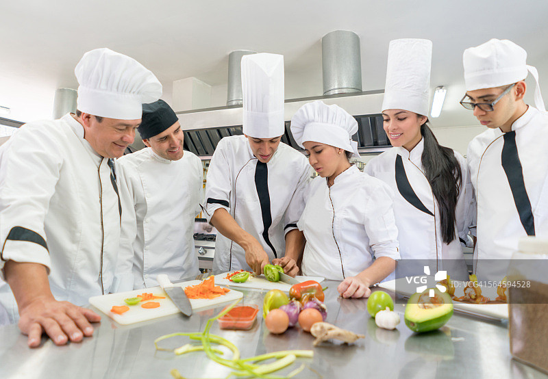 人们在上烹饪课图片素材