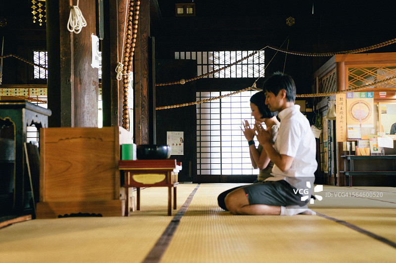 在日本寺庙祈祷的夫妇图片素材