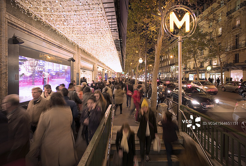 在法国巴黎购买圣诞商品的人们图片素材