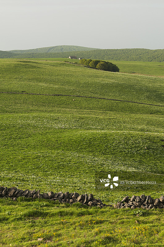 奥布拉克高原景观与石栅栏图片素材