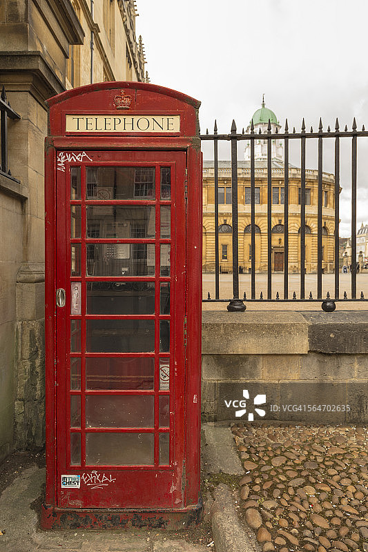 英国牛津标志性的红色电话亭图片素材