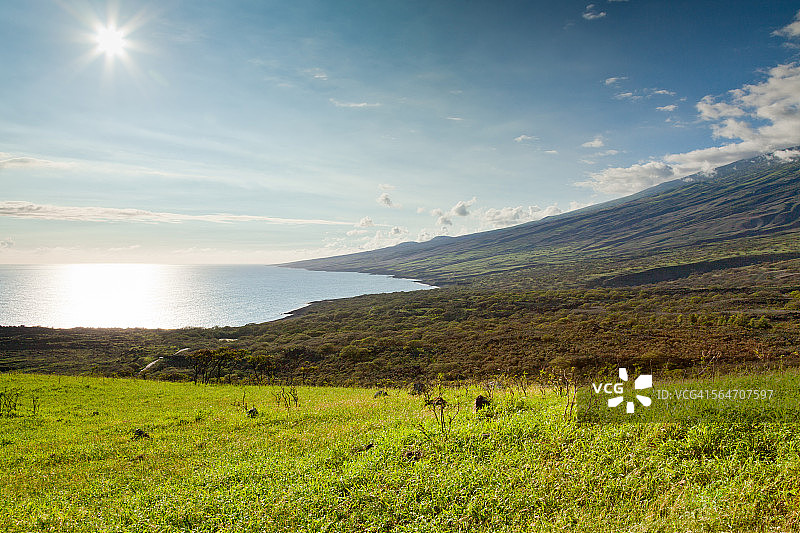 茂宜岛哈雷阿卡拉山麓入海景色图片素材