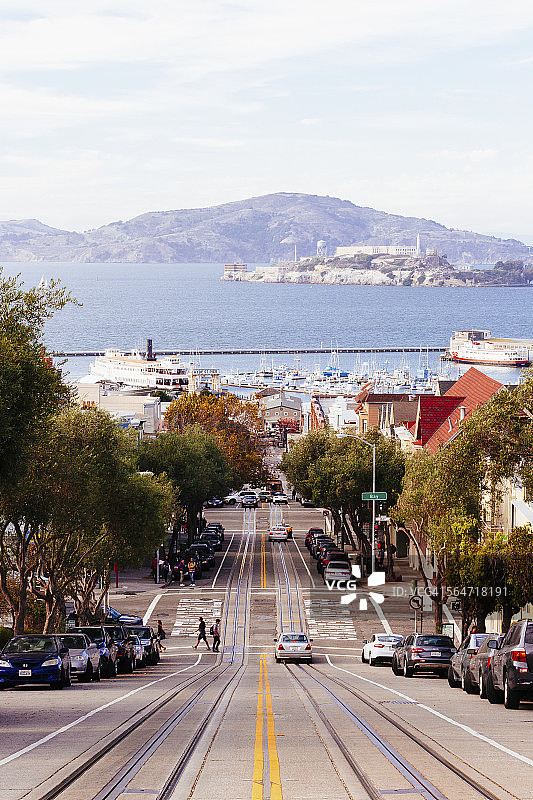 海德街通往海港，背景是山图片素材