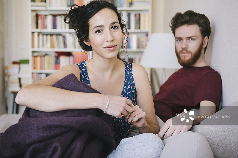 与在床上放松的男人在一起的年轻女子肖像图片素材