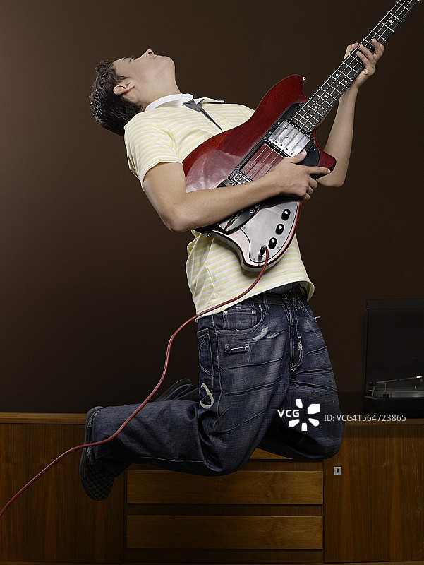 青少年弹电吉他图片素材