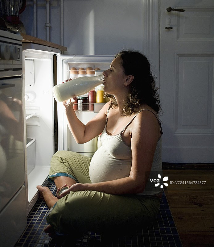 想喝牛奶的孕妇图片素材