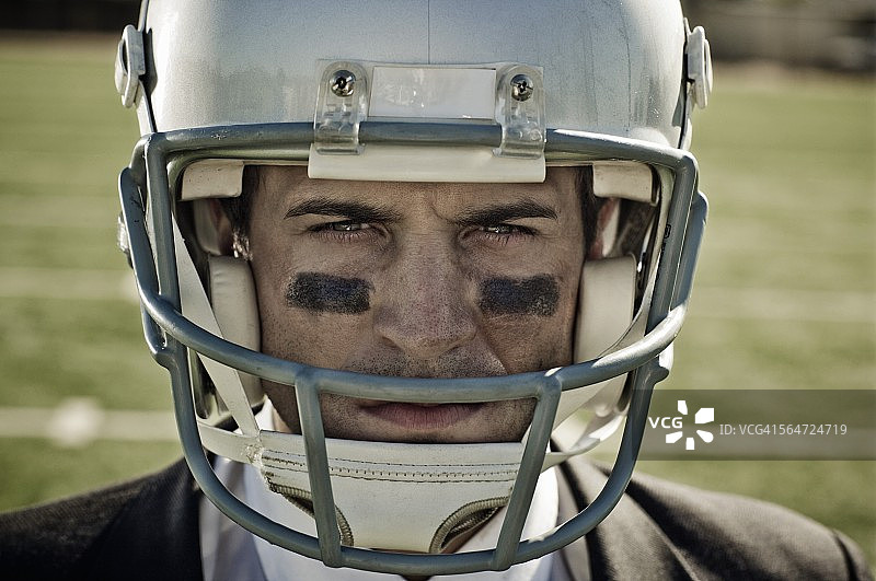 戴着橄榄球头盔的商人图片素材