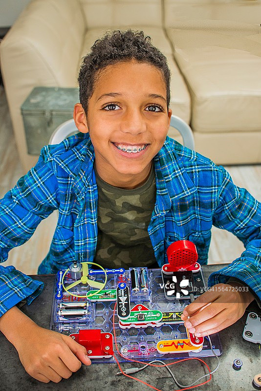 男孩的科学项目肖像，面带微笑图片素材