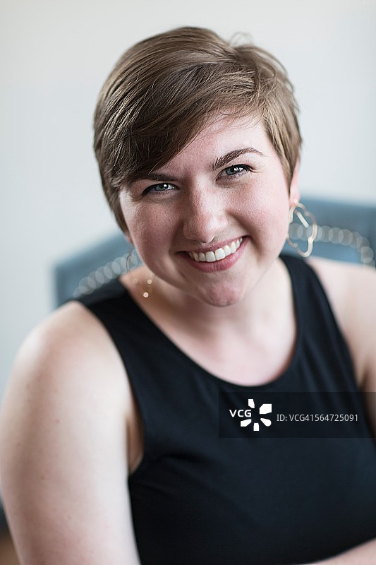 留着棕色短发的微笑年轻女性特写图片素材