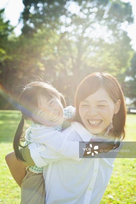 母亲给女儿背背图片素材