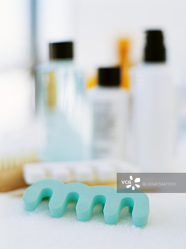 带美甲套装的脚趾分离器特写图片素材