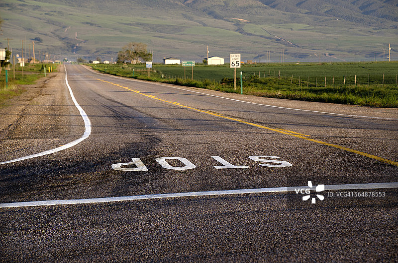 十字路口街道停车标志图片素材