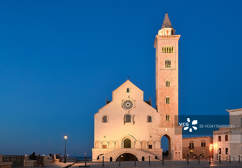 意大利特拉尼大教堂的黄昏景色图片素材