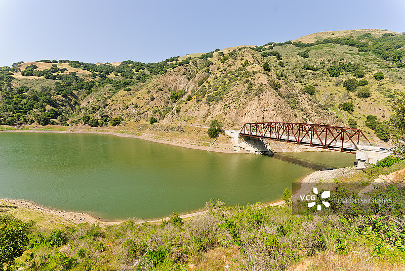 加利福尼亚州吉尔罗伊安德森湖上的桥梁图片素材