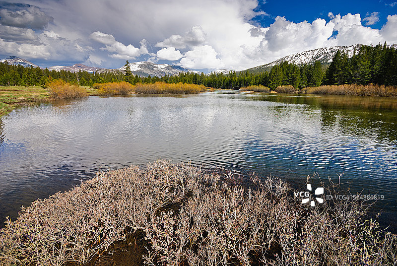 优胜美地图奥伦河上的云彩倒影图片素材