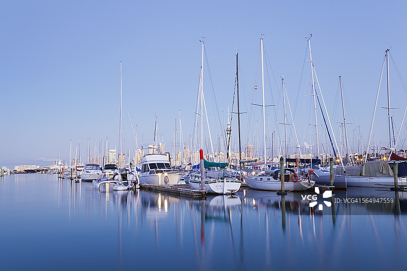 新西兰奥克兰韦斯特黑文码头蓝色时刻图片素材