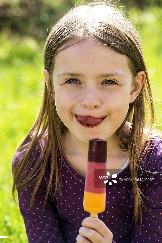 舔着冰棒的女孩肖像图片素材