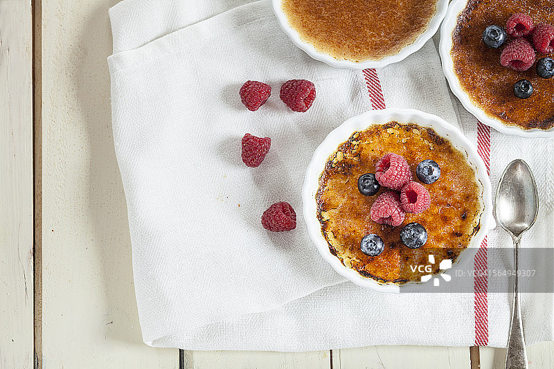 焦糖布丁配浆果和勺子图片素材