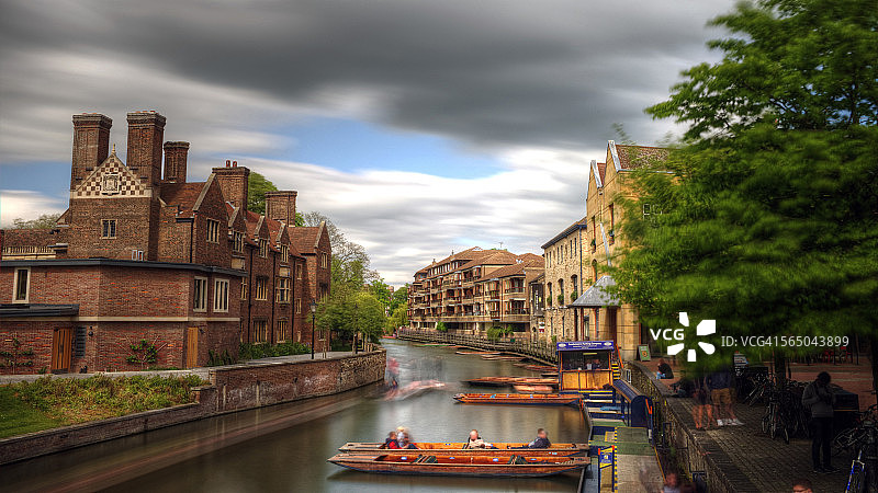 剑桥康河上的撑篙船码头图片素材