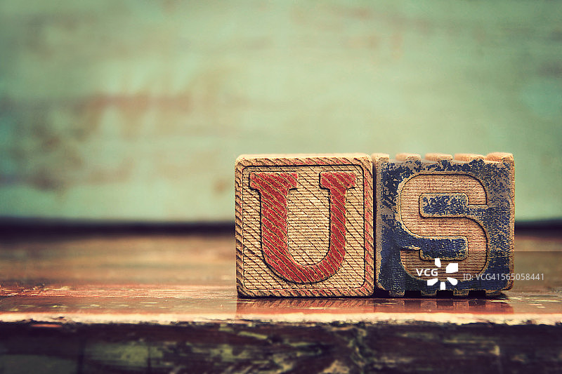 拼写“US”的木制积木图片素材