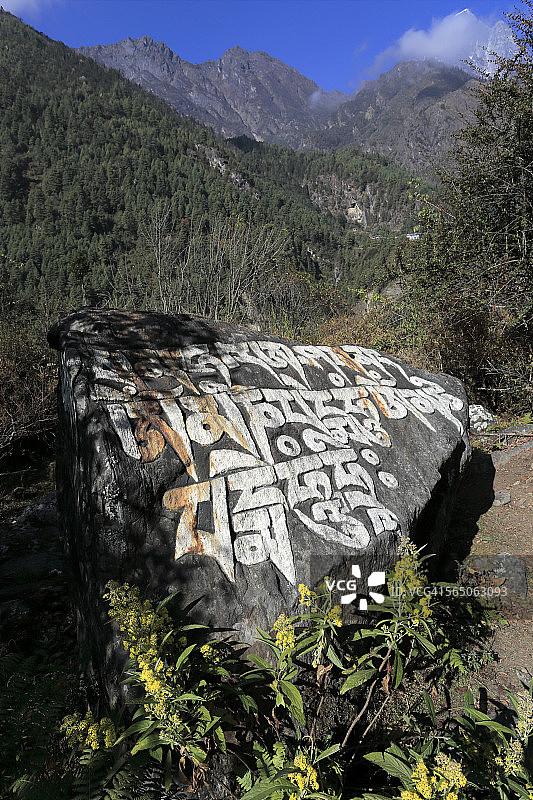 嘛呢石祈祷墙上的佛教符号图片素材