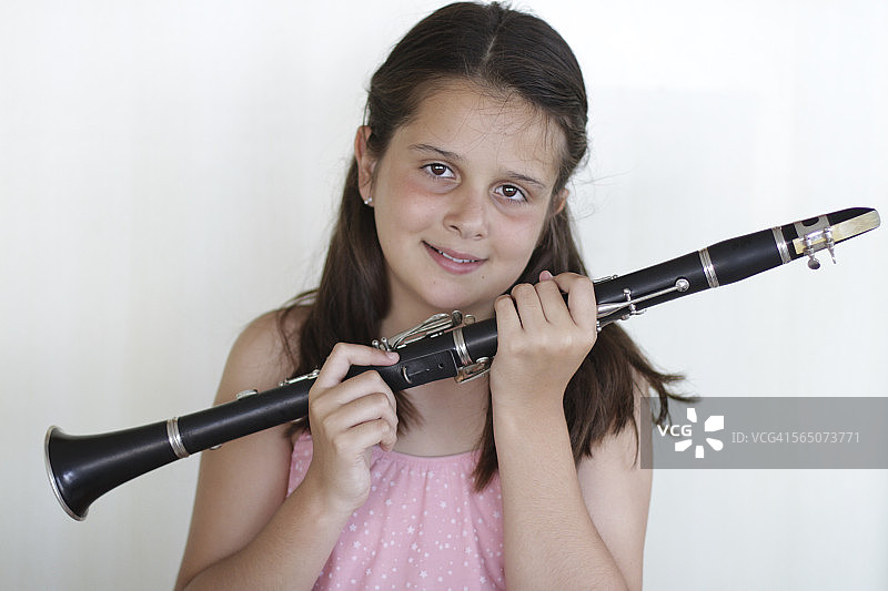 拿着单簧管的女孩图片素材