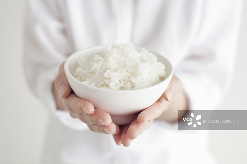 女人手捧米饭图片素材