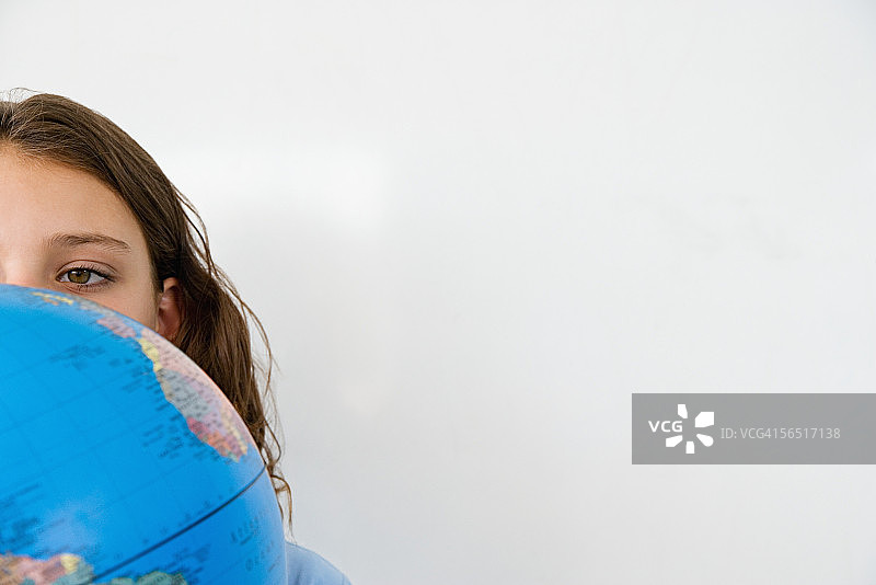 拿着地球仪的女孩图片素材