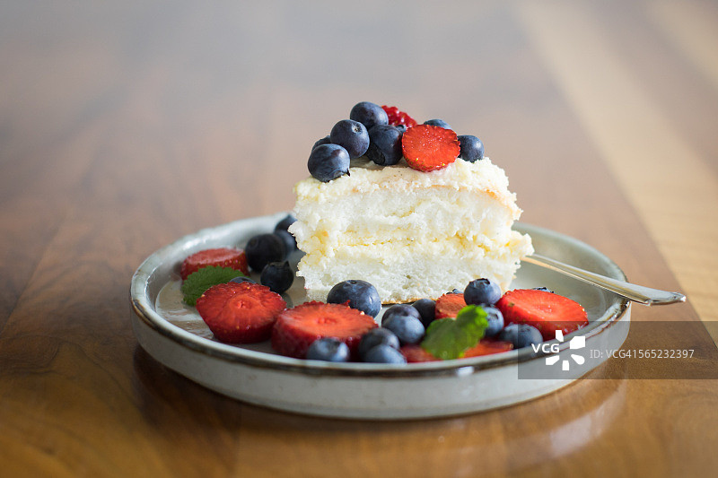 搭配新鲜浆果的天使蛋糕切片图片素材