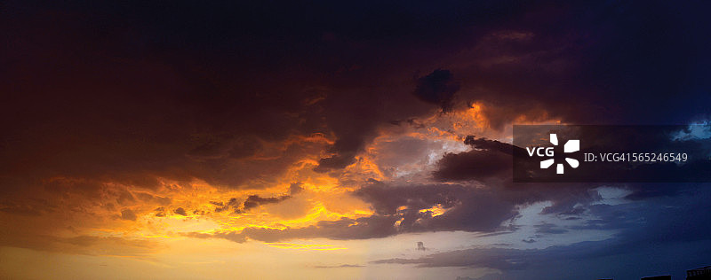 傍晚天空中的生气的云朵图片素材