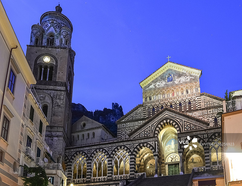 意大利阿马尔菲大教堂与暮色钟楼图片素材