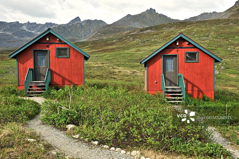 美国阿拉斯加州帕默塔尔基特纳山脉的红色小屋风景图片素材