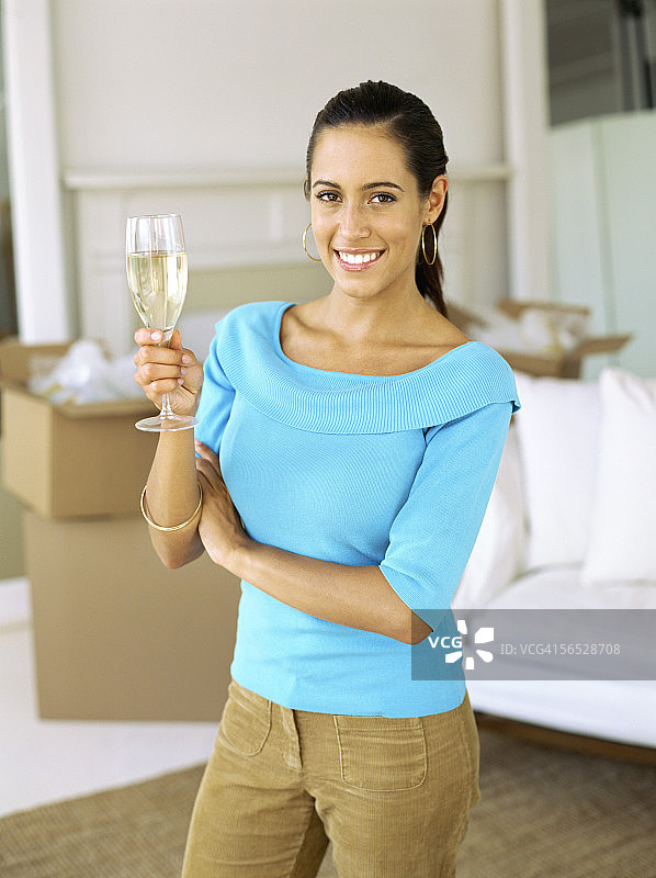 手持香槟酒杯的年轻女人肖像图片素材