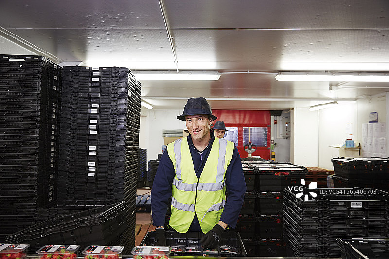 水果包装工对水果进行分拣，以分发给商店图片素材